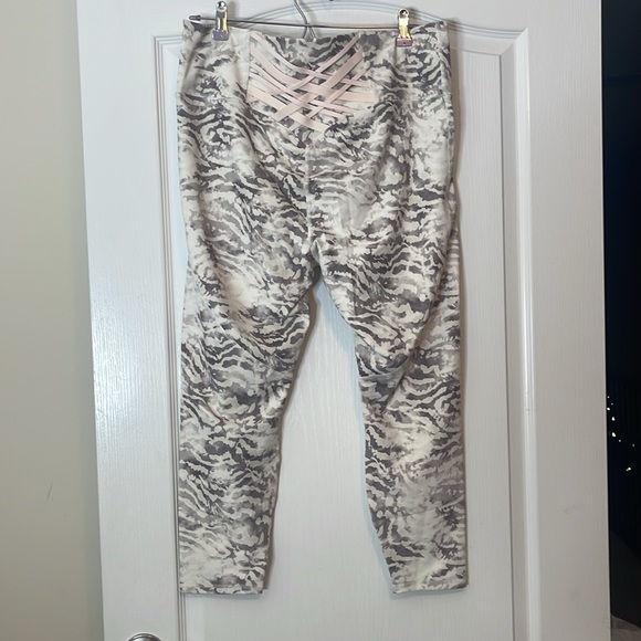 Fabletics Boost Powerhold High Waisted 7/8 Leggings Runyon Pink Cloud 1X - Picture 9 of 14